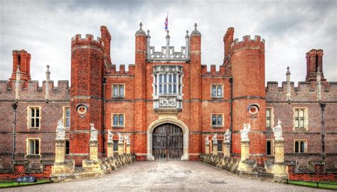 hampton court palace in tudor times